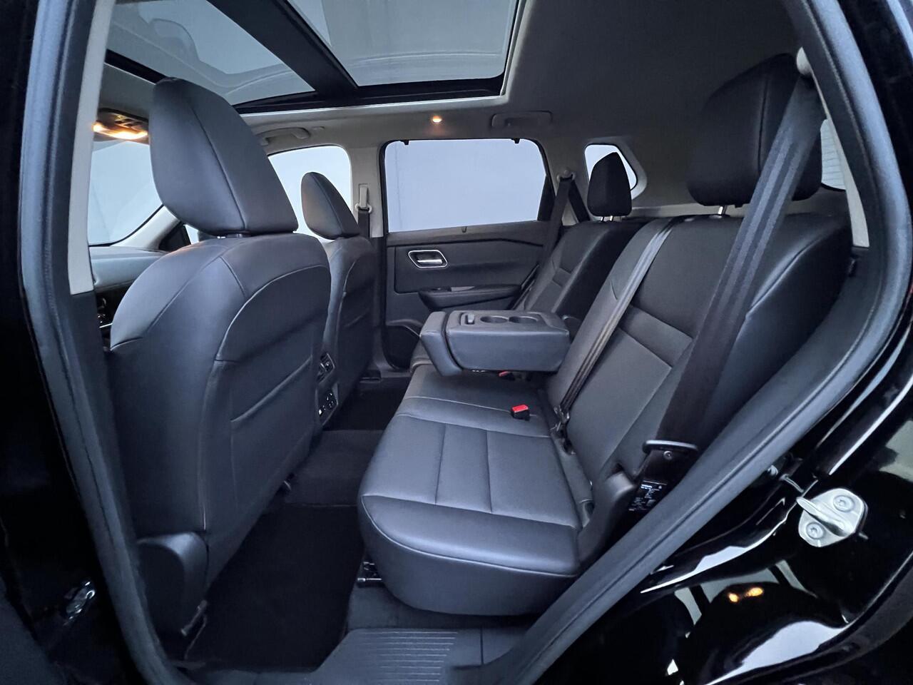 Nissan X-TRAIL 1.5 e-Power Tekna Automaat / Fabrieksgarantie tot 03-2028 < 100.000km / Leder / Panorama schuifdak / Elektrische stoelen en klep / Stuur-, stoel- & achterbankverwarming / Navi / HUD / Camera 360° / LM 19" wielen + All Season banden /