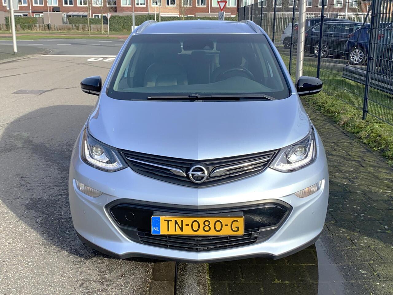 Opel AMPERA Ampera-E Business Executive 60 kWh HV Accu nieuw eind '22! Zeer compleet met o.a. lederen bekleding, Bose soundsystem, stoel- én achterbankverwarming, camera, nieuwe APK, etc.