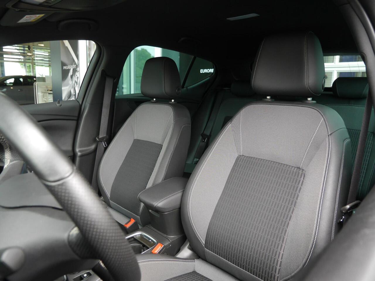 Opel ASTRA 1.2 Elegance | Stoel en stuurverwarming | Navigatie | Parkeersensoren voor en achter | Trekhaak | Led | Achteruitrijcamera | Lichtmetalen velgen | Keyless entry en start