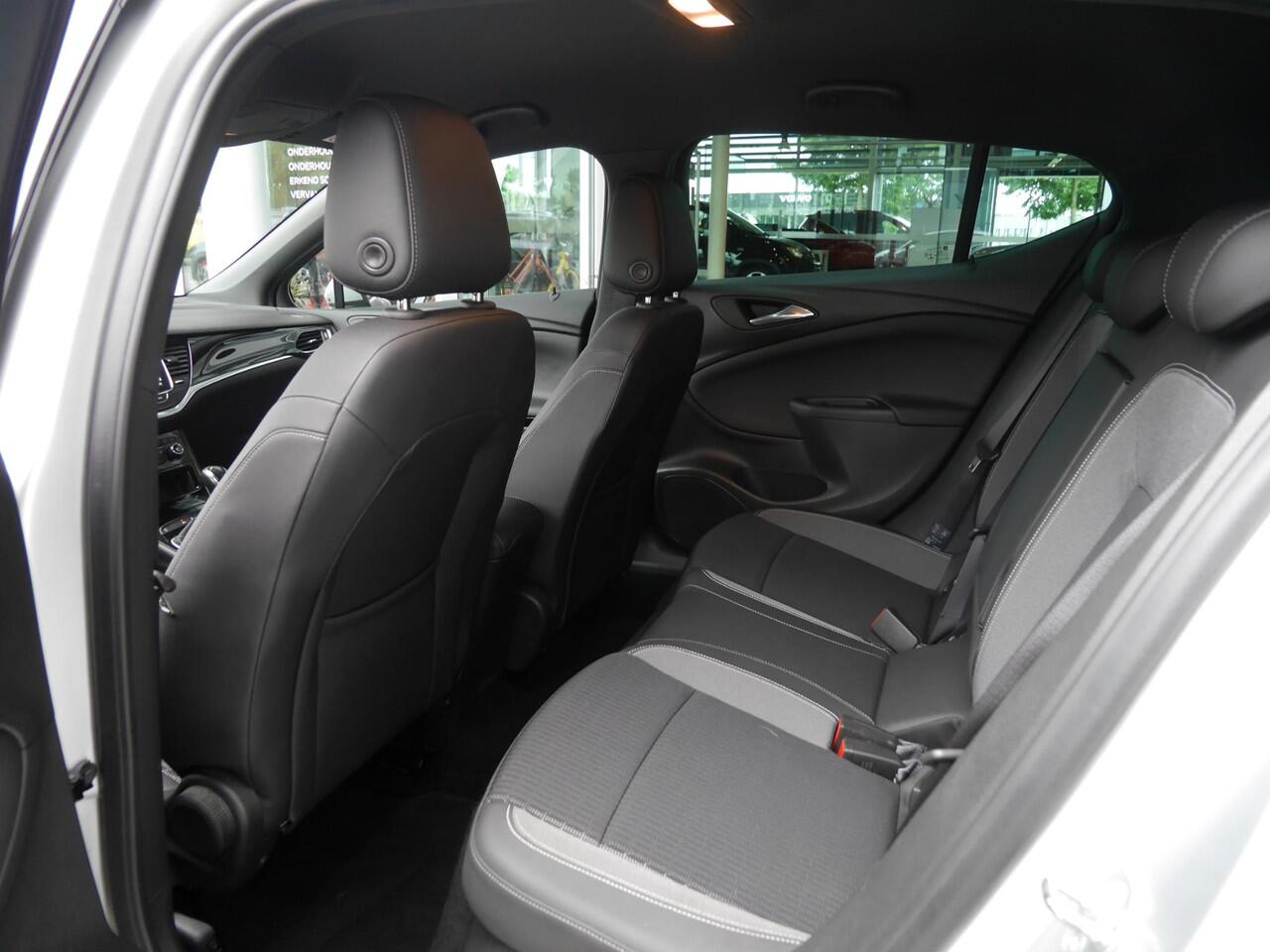 Opel ASTRA 1.2 Elegance | Stoel en stuurverwarming | Navigatie | Parkeersensoren voor en achter | Trekhaak | Led | Achteruitrijcamera | Lichtmetalen velgen | Keyless entry en start