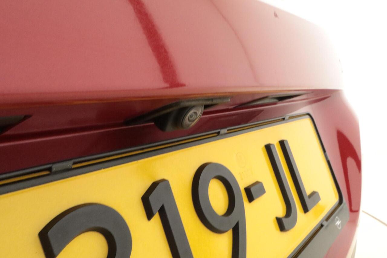 Opel ASTRA 1.2 Turbo 130pk Elegance | Navigatie | Camera | Climate control | Comfortstoelen | LED Matrixverlichting | Parkeersensoren | Lichtmetalen velgen | Lage KM-stand