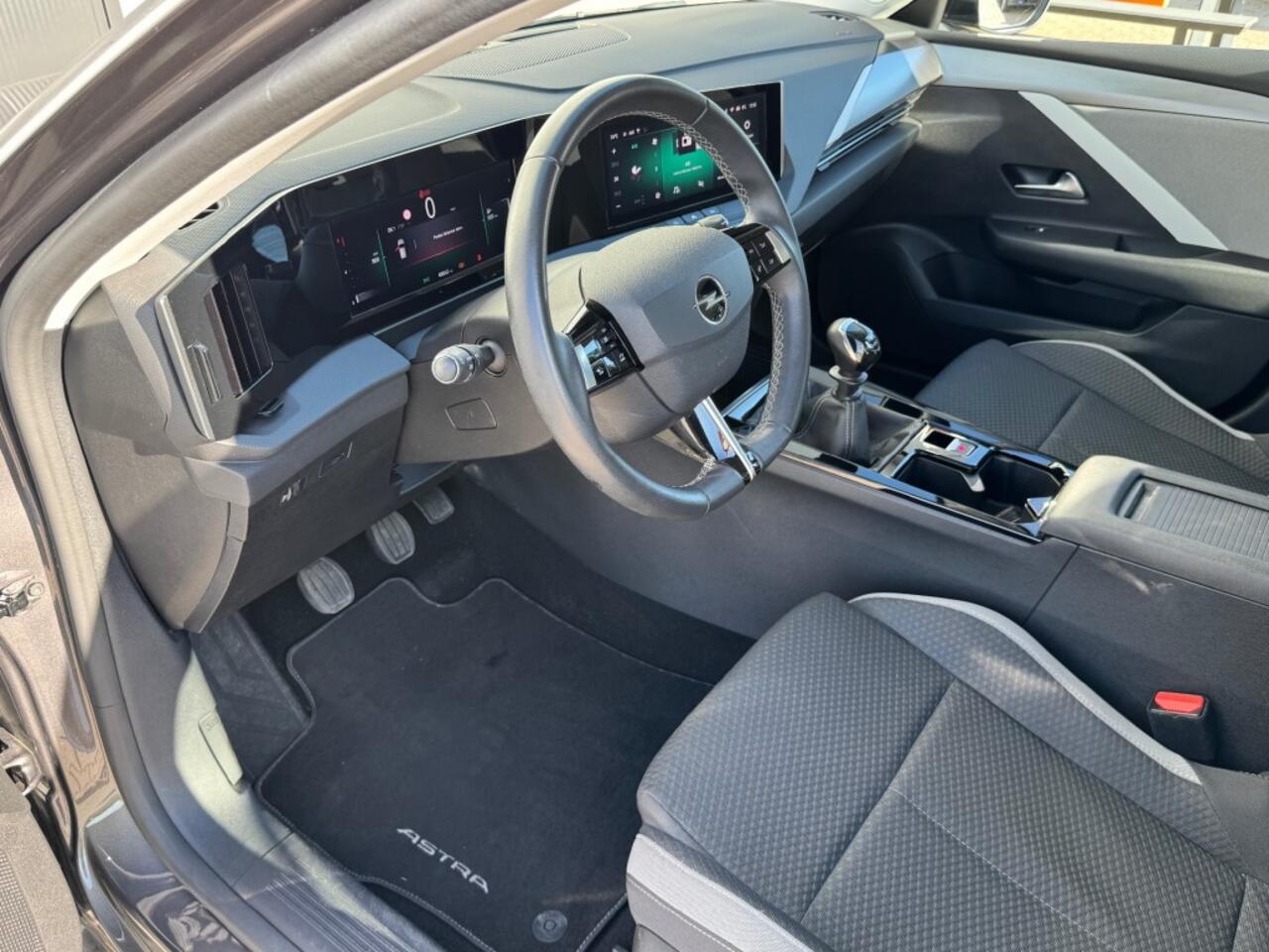 Opel ASTRA 1.2 EDITION / 48002 km / Apple carplay / Cruise / NL-auto / Dealer onderhouden.