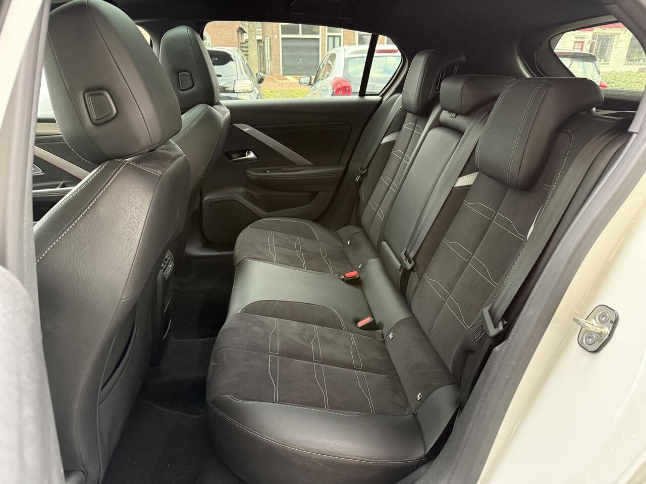 Opel ASTRA 1.6 Turbo Plug In Hybrid Ultimate | AGR-Stoelen | Panorama Dak | Stoel & Stuur Verwarming | Head Up Display | Climate & Cruise Control |