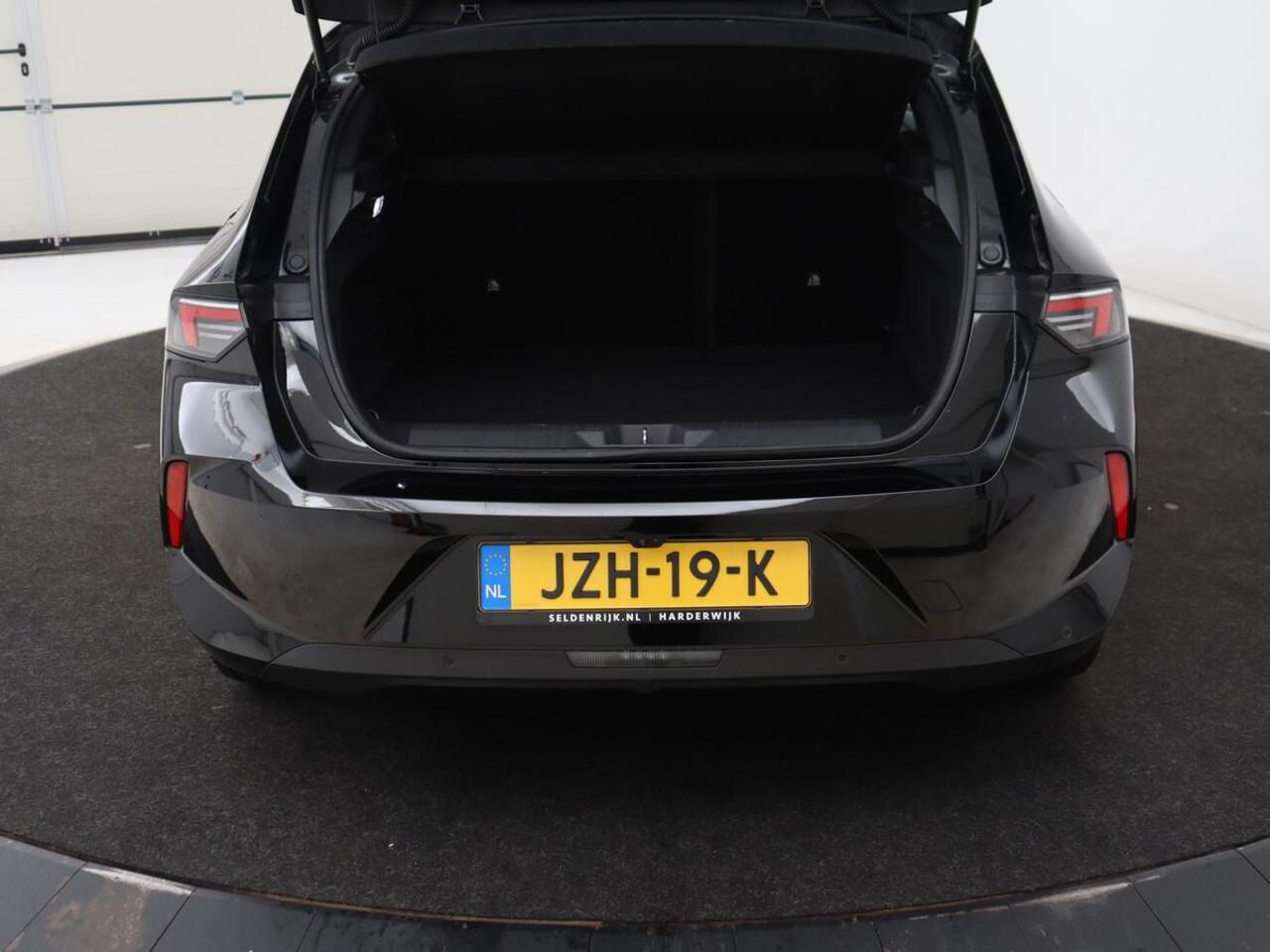 Opel ASTRA 1.6 Hybrid Business Edition | SOH 92% | Stoelverwarming | Adaptive cruise | Camera | Stuurverwarming | Carplay | Navigatie | Full LED | 17'' | Climate control | PHEV | Plug In