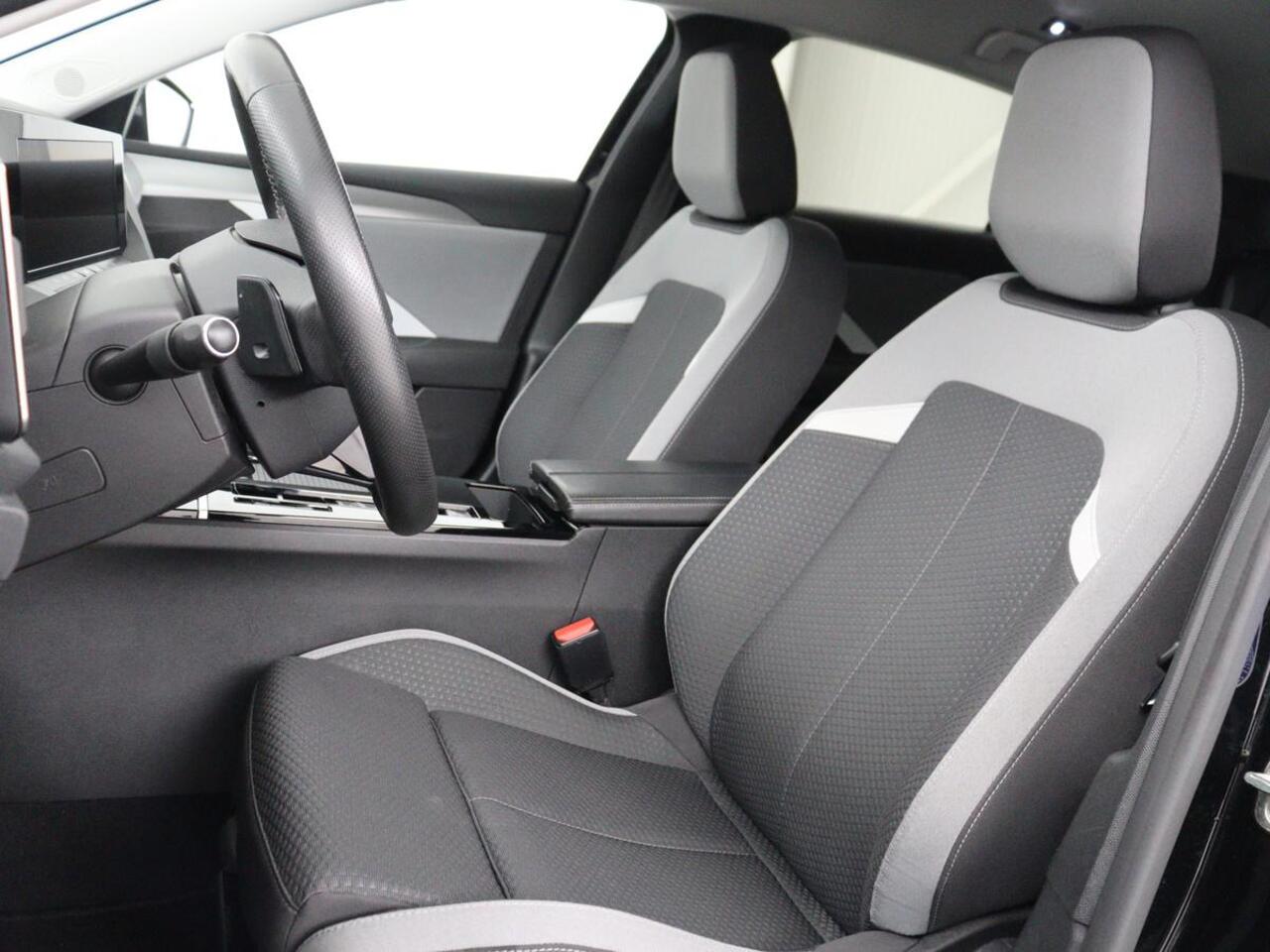Opel ASTRA 1.6 Hybrid Business Edition | SOH 92% | Stoelverwarming | Adaptive cruise | Camera | Stuurverwarming | Carplay | Navigatie | Full LED | 17'' | Climate control | PHEV | Plug In