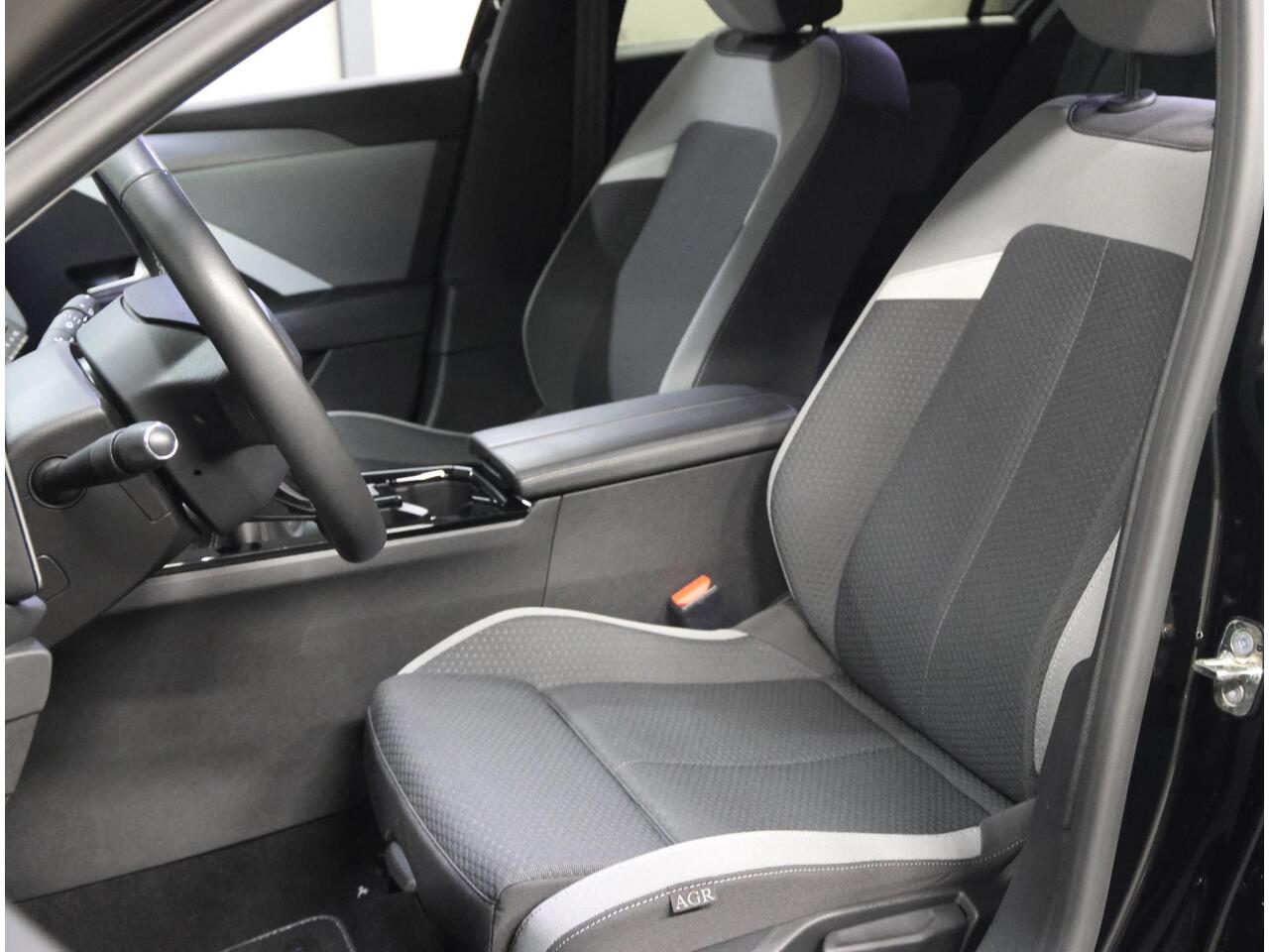 Opel ASTRA 130PK Edition | AppleCarplay/AndroidAuto | Stuur/Stoelverwarming | Camera | LED lampen | Navigatie | Climate Control | Adaptieve Cruise Control | Isofix | Privacy Glass | Parkeersensoren |