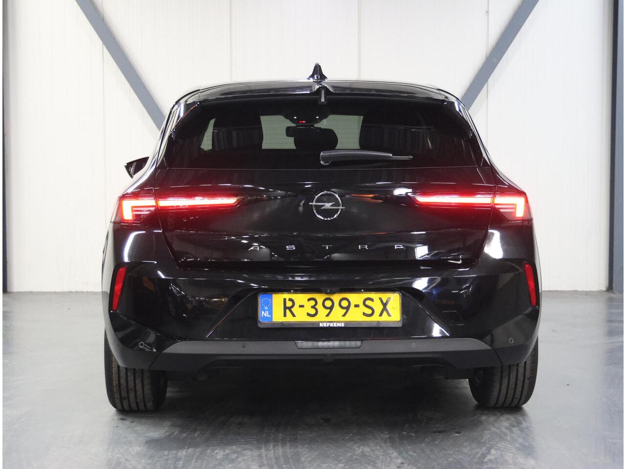Opel ASTRA 130PK Edition | AppleCarplay/AndroidAuto | Stuur/Stoelverwarming | Camera | LED lampen | Navigatie | Climate Control | Adaptieve Cruise Control | Isofix | Privacy Glass | Parkeersensoren |