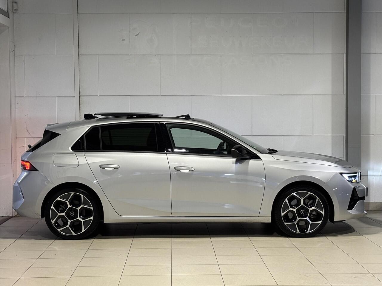 Opel ASTRA Ultimate 1.6 HYbrid PHEV 180pk e-EAT8 | SCHUIF/KANTELDAK | TREKHAAK | 360° CAMERA | BLACK PACK | ALCANTARA/LEDER | ADAPTIVE CRUISE | STOEL+STUURVERW. |