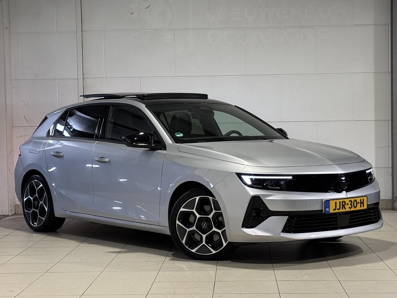 Opel ASTRA Ultimate 1.6 HYbrid PHEV 180pk e-EAT8 | SCHUIF/KANTELDAK | TREKHAAK | 360° CAMERA | BLACK PACK | ALCANTARA/LEDER | ADAPTIVE CRUISE | STOEL+STUURVERW. |