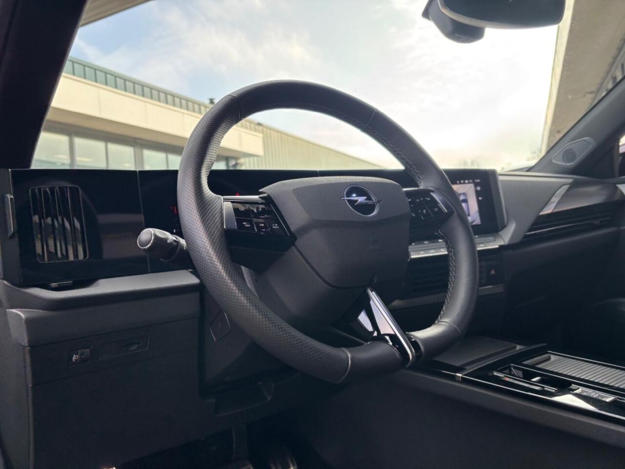 Opel ASTRA 1.2 GS AUTOMAAT 130PK NAVI PDC-CAMERA WINTERPACK.