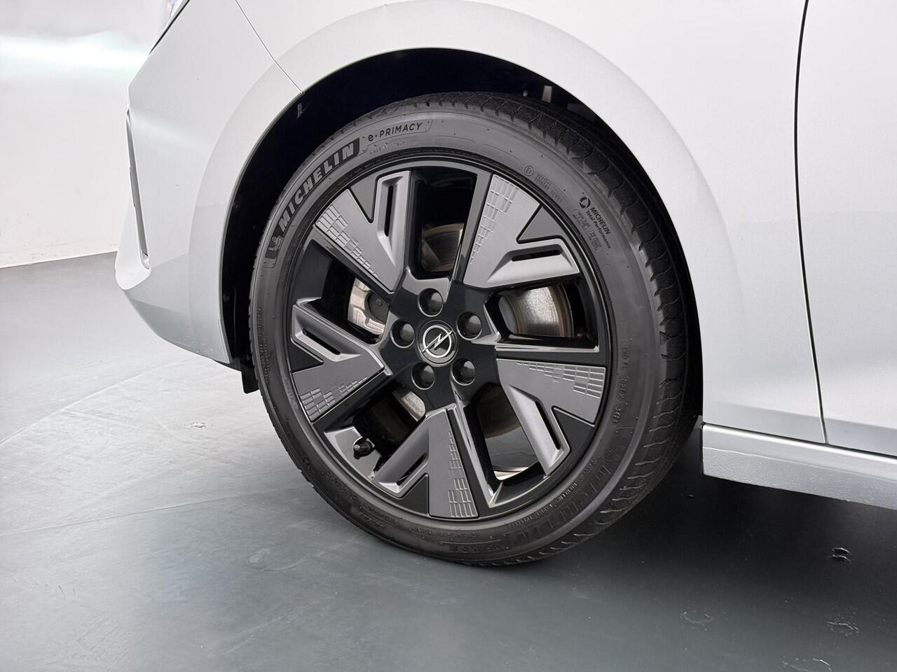 Opel ASTRA Electric 54 kWh VAN ¤ 27.900,- VOOR ¤ 25.440,- UW LENTEVOORDEEL ¤ 2.460,-! | GS | 3-FASE | SOH 95% | AFNEEMBARE TREKHAAK | NET ONDERHOUD GEHAD / DIRECT LEVERBAAR | STOEL- & STUURVERWARMING | 360° CAMERA | ORIGINEEL NL AUTO |