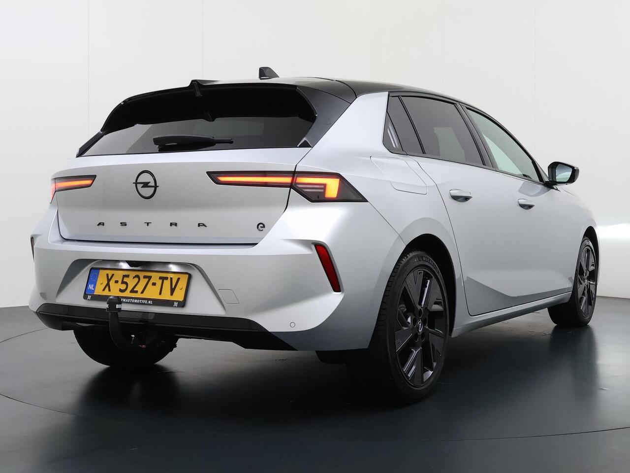Opel ASTRA Electric 54 kWh VAN ¤ 27.900,- VOOR ¤ 25.440,- UW LENTEVOORDEEL ¤ 2.460,-! | GS | 3-FASE | SOH 95% | AFNEEMBARE TREKHAAK | NET ONDERHOUD GEHAD / DIRECT LEVERBAAR | STOEL- & STUURVERWARMING | 360° CAMERA | ORIGINEEL NL AUTO |
