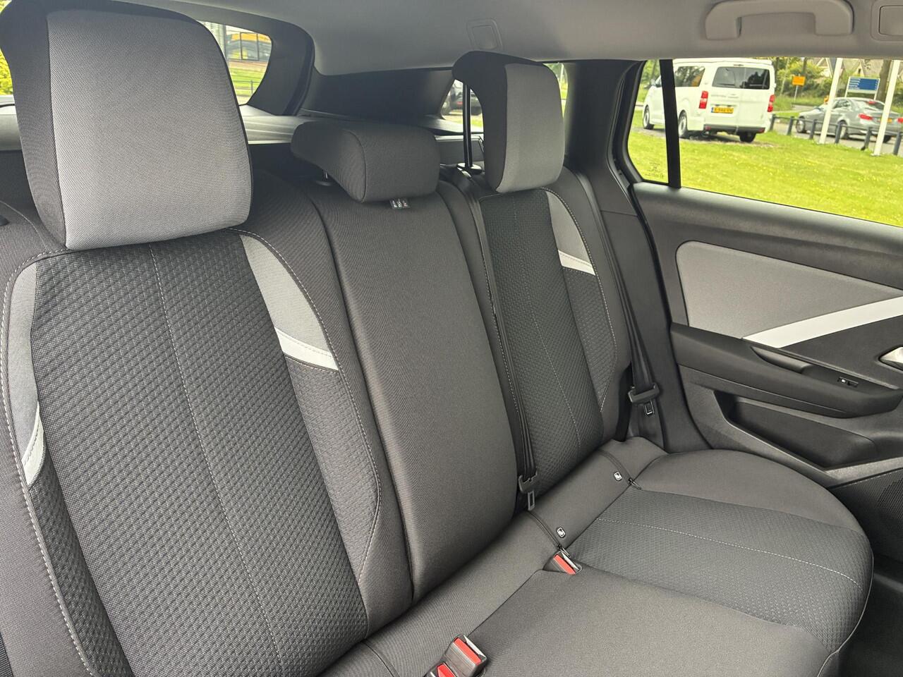 Opel ASTRA Sports Tourer 1.2 Turbo 110Pk Business Edition | Climate Control | Navigatie | Winterpakket | Camera | Parkeer sensoren | Draadloos Apple Carplay/Android Auto | LM Velgen