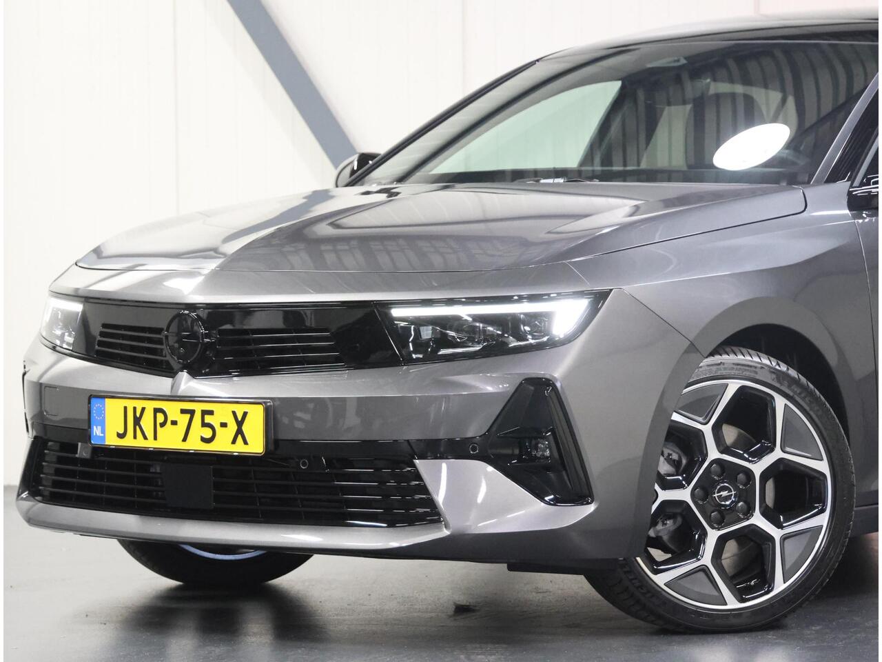 Opel ASTRA 1.2 145PK Turbo Hybrid GS | 1ste eigenaar | AppleCarPlay/AndroidAuto | Schuifkanteldak | Head-Up Display | Navigatie | Adaptive Cruise Control | Keyless | AGR Stoelen | Stoel/Stuur/Voorruitverwarming | FULL LED | 360'Camera | Isofix | Privacy Glass |