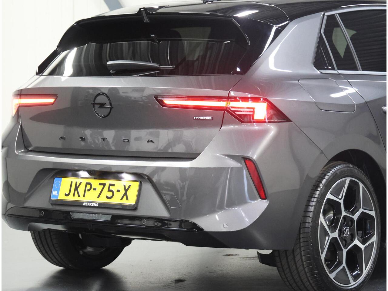 Opel ASTRA 1.2 145PK Turbo Hybrid GS | 1ste eigenaar | AppleCarPlay/AndroidAuto | Schuifkanteldak | Head-Up Display | Navigatie | Adaptive Cruise Control | Keyless | AGR Stoelen | Stoel/Stuur/Voorruitverwarming | FULL LED | 360'Camera | Isofix | Privacy Glass |