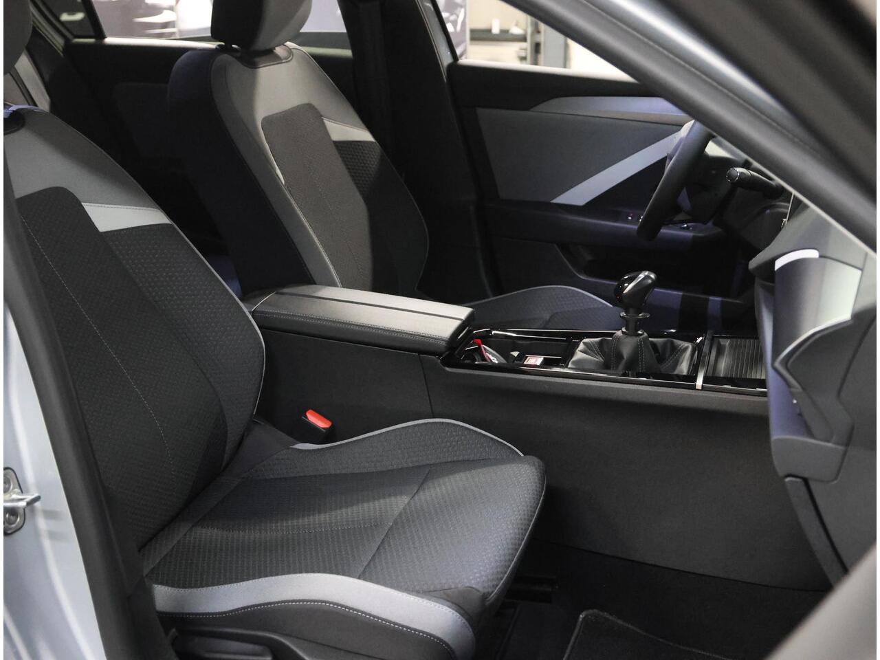 Opel ASTRA Business Edition 110PK | 1ste eigenaar | AppleCarPlay/AndroidAuto | Camera | Navigatie | FULL LED | Stoel/Stuur verwarmd | AGR Bestuurdersstoel | Adaptive CruiseControl | Isofix | Privacy Glass |
