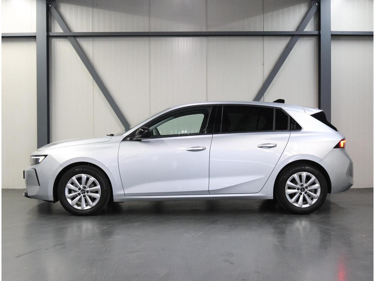 Opel ASTRA Business Edition 110PK | 1ste eigenaar | AppleCarPlay/AndroidAuto | Camera | Navigatie | FULL LED | Stoel/Stuur verwarmd | AGR Bestuurdersstoel | Adaptive CruiseControl | Isofix | Privacy Glass |