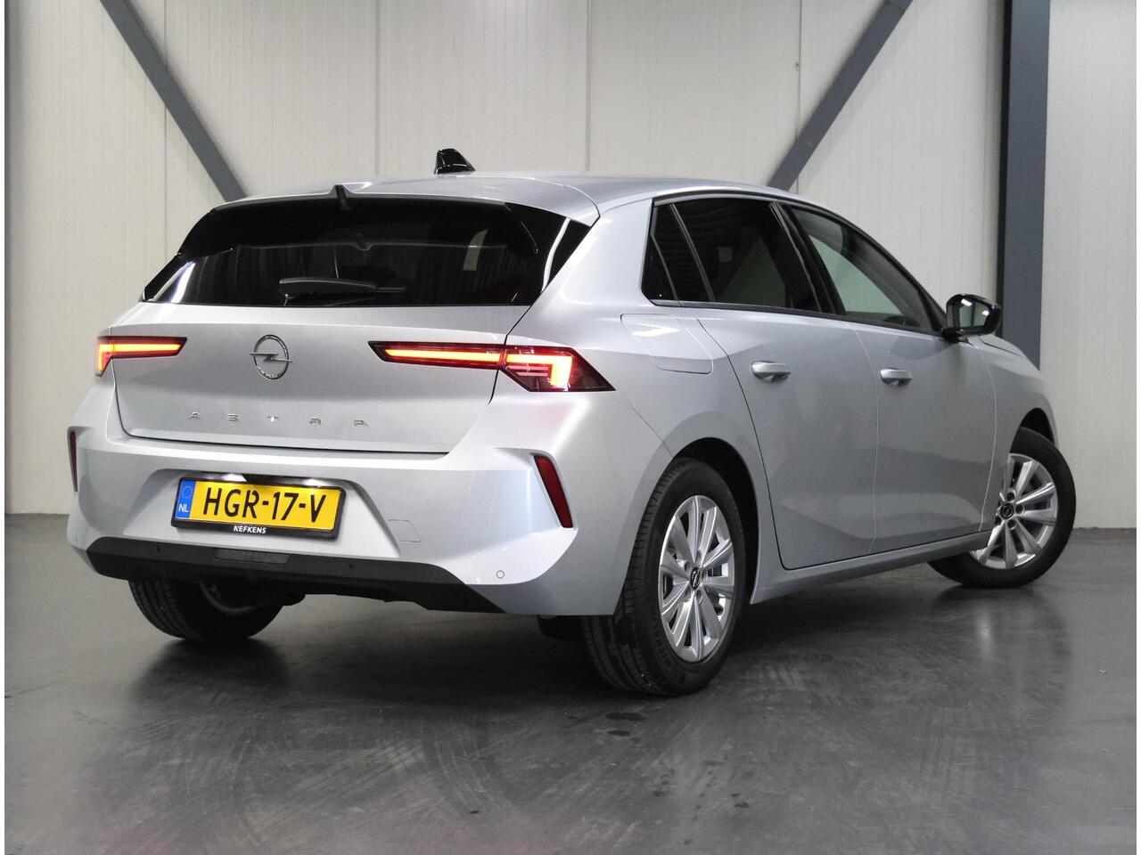 Opel ASTRA Business Edition 110PK | 1ste eigenaar | AppleCarPlay/AndroidAuto | Camera | Navigatie | FULL LED | Stoel/Stuur verwarmd | AGR Bestuurdersstoel | Adaptive CruiseControl | Isofix | Privacy Glass |