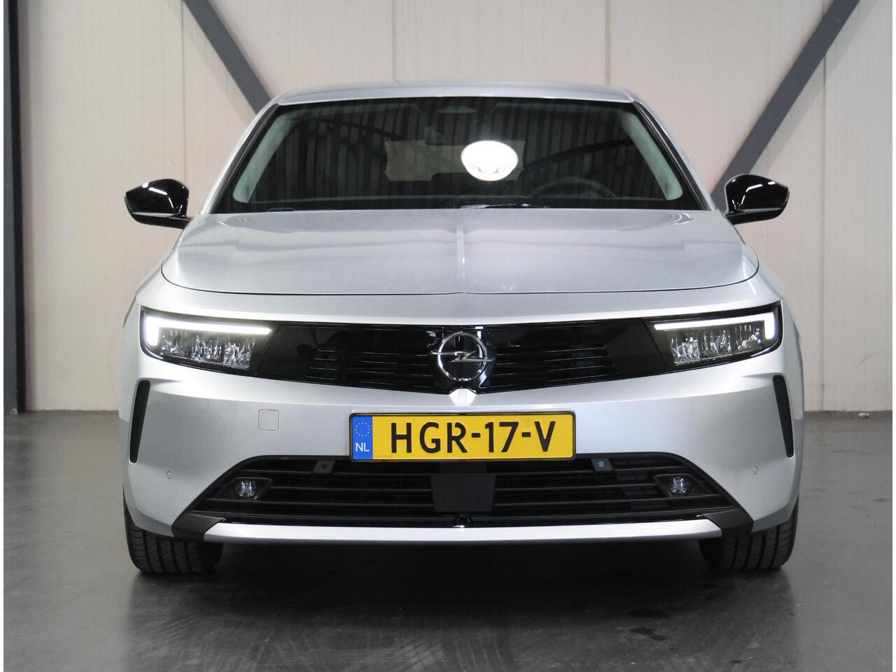 Opel ASTRA Business Edition 110PK | 1ste eigenaar | AppleCarPlay/AndroidAuto | Camera | Navigatie | FULL LED | Stoel/Stuur verwarmd | AGR Bestuurdersstoel | Adaptive CruiseControl | Isofix | Privacy Glass |