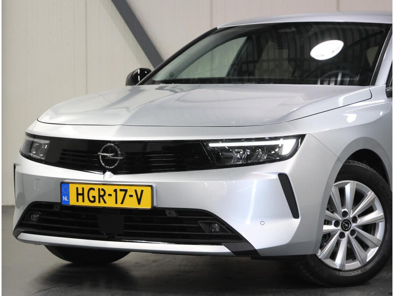 Opel ASTRA Business Edition 110PK | 1ste eigenaar | AppleCarPlay/AndroidAuto | Camera | Navigatie | FULL LED | Stoel/Stuur verwarmd | AGR Bestuurdersstoel | Adaptive CruiseControl | Isofix | Privacy Glass |