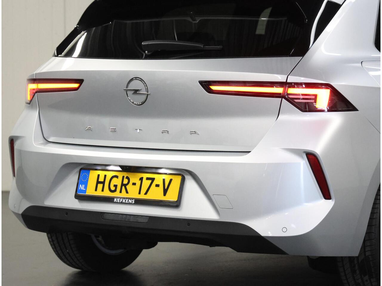Opel ASTRA Business Edition 110PK | 1ste eigenaar | AppleCarPlay/AndroidAuto | Camera | Navigatie | FULL LED | Stoel/Stuur verwarmd | AGR Bestuurdersstoel | Adaptive CruiseControl | Isofix | Privacy Glass |