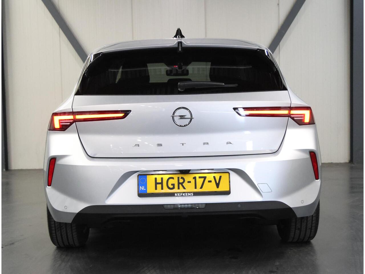 Opel ASTRA Business Edition 110PK | 1ste eigenaar | AppleCarPlay/AndroidAuto | Camera | Navigatie | FULL LED | Stoel/Stuur verwarmd | AGR Bestuurdersstoel | Adaptive CruiseControl | Isofix | Privacy Glass |