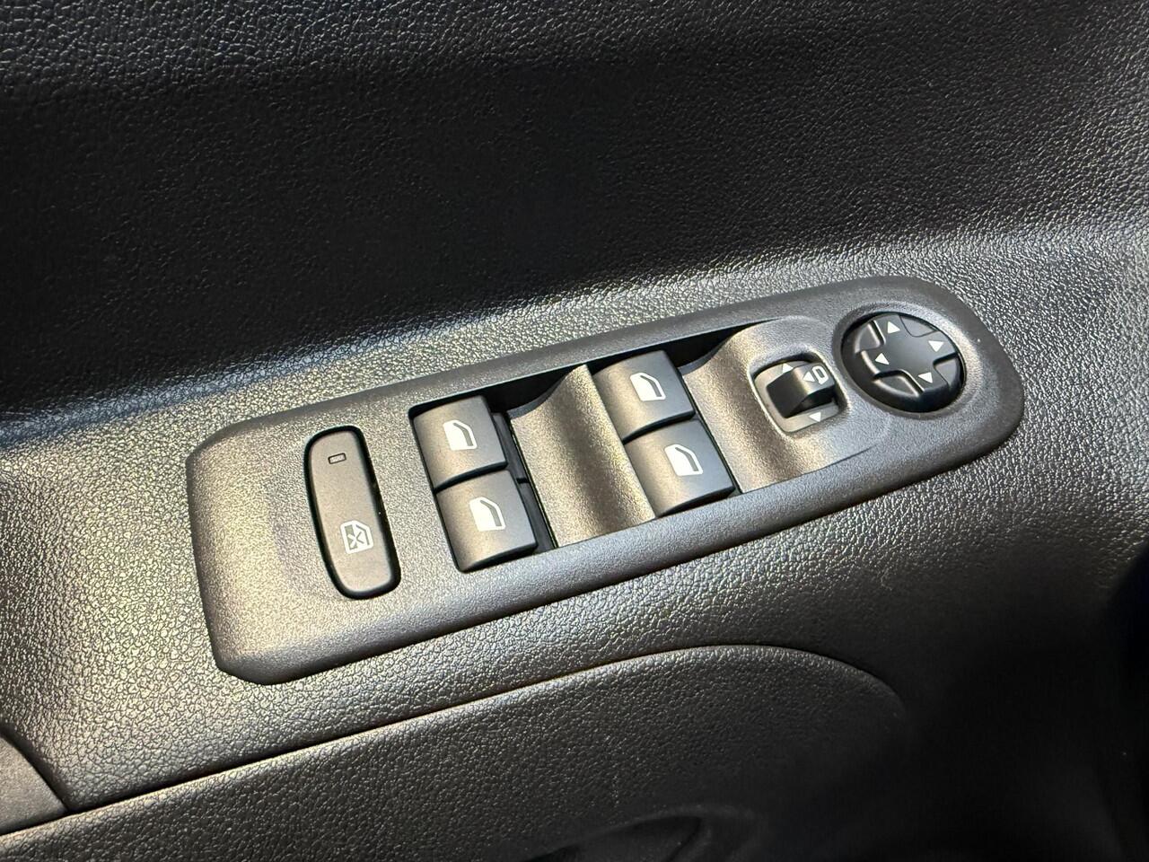 Opel COMBO life automaat 7 persoons ( Rifter, berlingo ) Life Automaat 7 persoons ( Rifter, Berlingo )