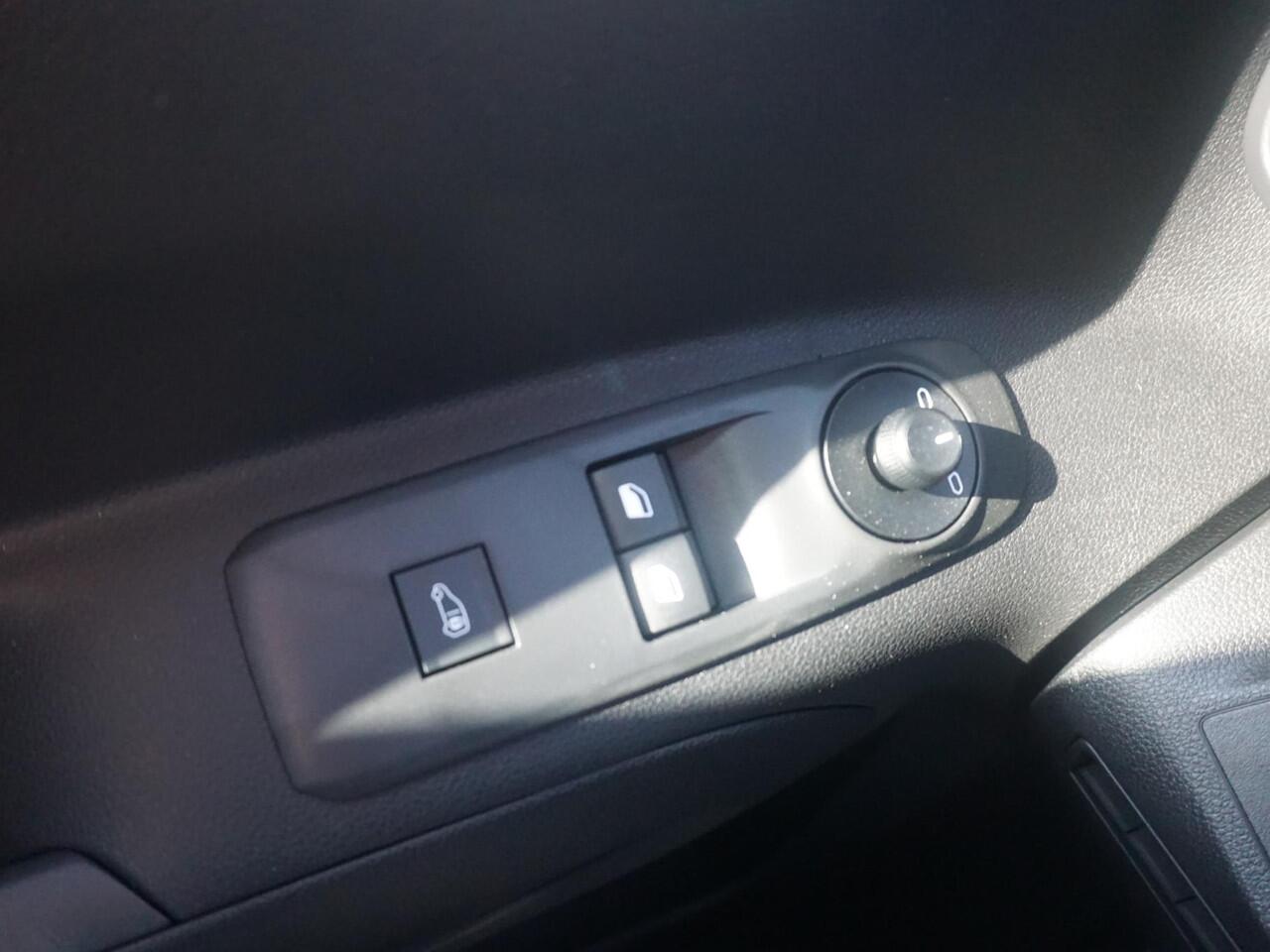 Opel COMBO L1 102 Pk. | BPM-vrij | 15 km. | camera | Apple Carplay | betimmering | trekhaak | rijklaarprijs