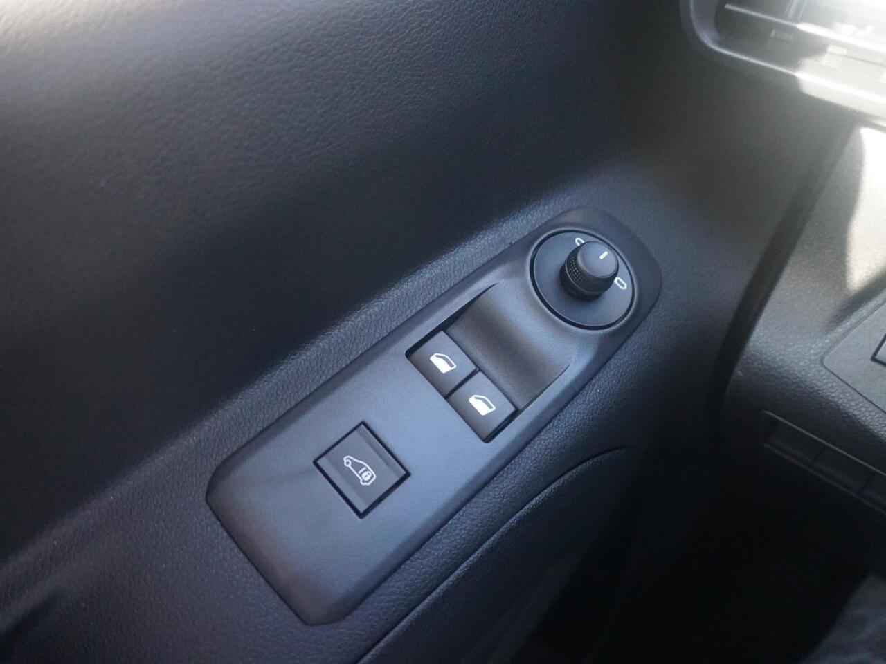 Opel COMBO L1 102 Pk. | BPM-vrij | 15 km. | camera | Apple Carplay | betimmering | trekhaak | rijklaarprijs