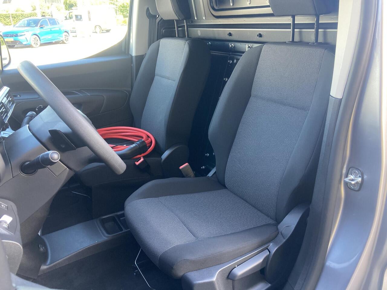 Opel COMBO Combo-e 136pk L2 50kWh | Camera | Carplay/ Android auto | Cruise Control | Airco | Laadruimte betimmering | Metallic lak