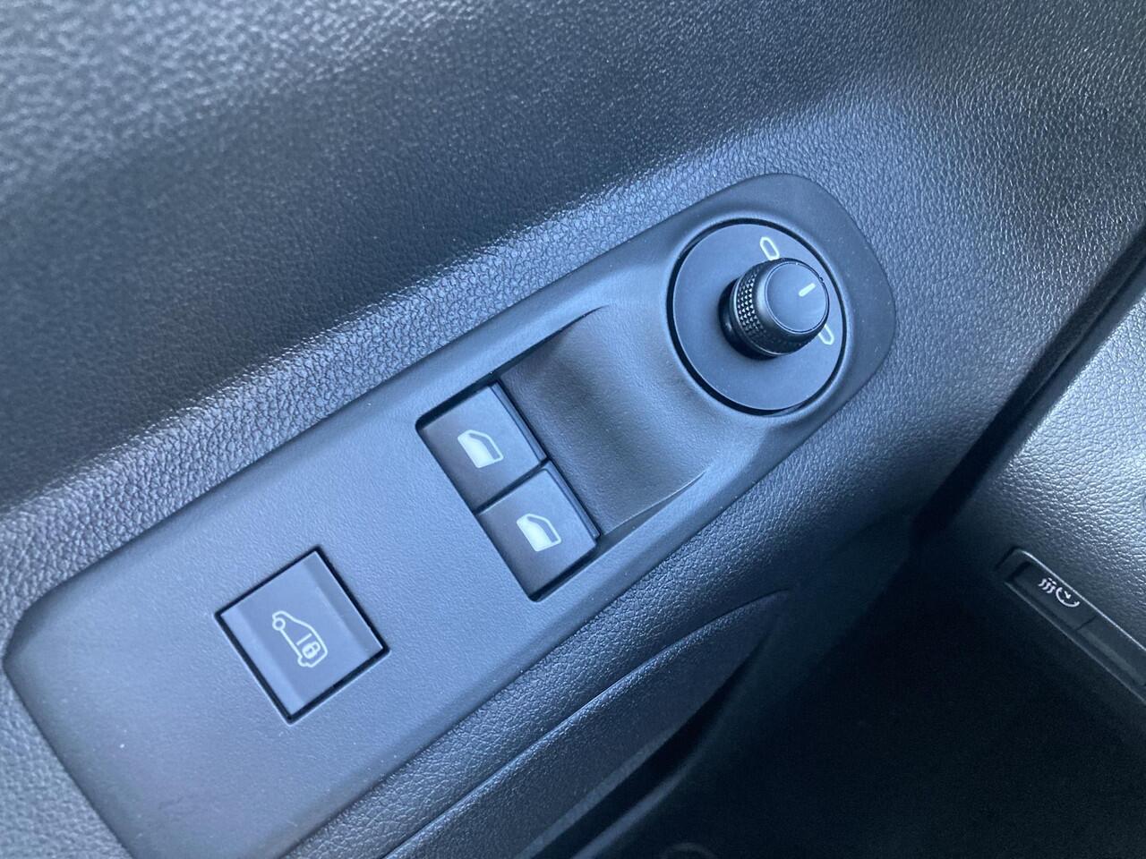 Opel COMBO Combo-e 136pk L2 50kWh | Camera | Carplay/ Android auto | Cruise Control | Airco | Laadruimte betimmering | Metallic lak