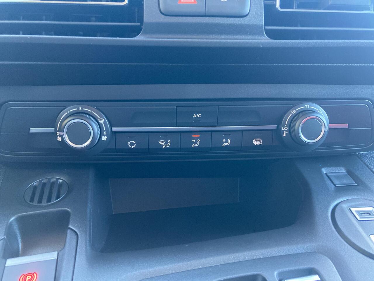 Opel COMBO Combo-e 136pk L2 50kWh | Camera | Carplay/ Android auto | Cruise Control | Airco | Laadruimte betimmering | Metallic lak