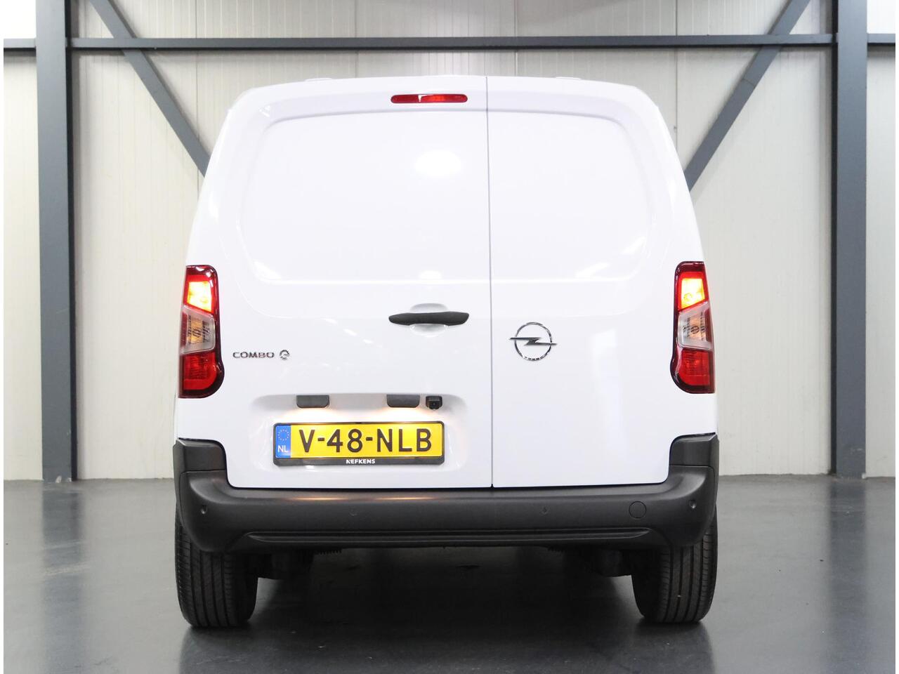 Opel COMBO Electric 136PK L1 50kWh | Airco | Armsteun | Camera | Cruise Control | Laadvloer+ Betimmering | Parkeersensoren | DAB Radio |