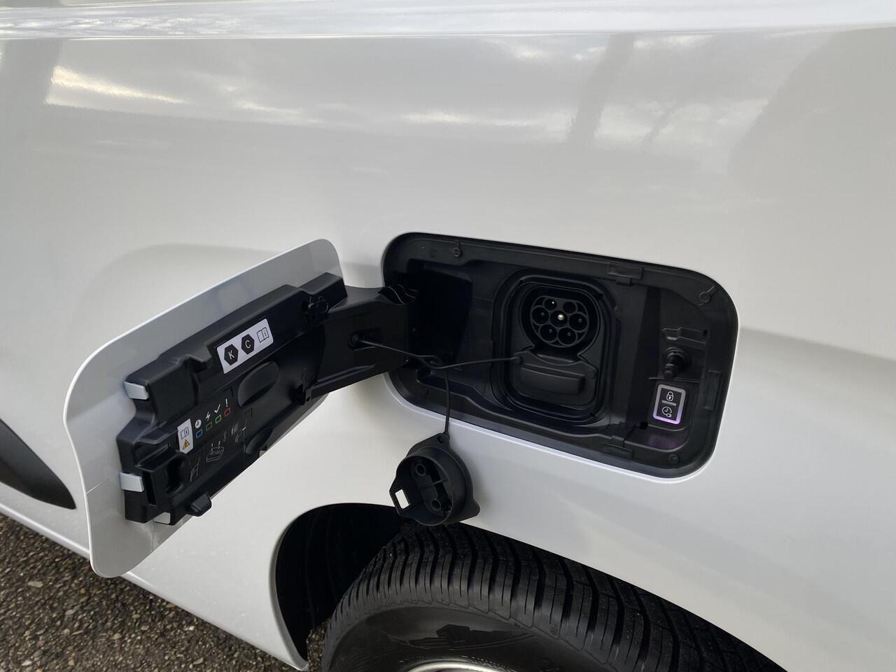 Opel COMBO Electric L2 50 kWh 136pk | 8 jaar garantie | 0% financial lease | Multimedia | Apple Carplay | Android Auto | Achteruitrijcamera | Parkeersensoren achter | Digital cockpit | Stuurwielbediening | Bestuurdersstoel comfort met armsteun | van ¤30.625 voor ¤2