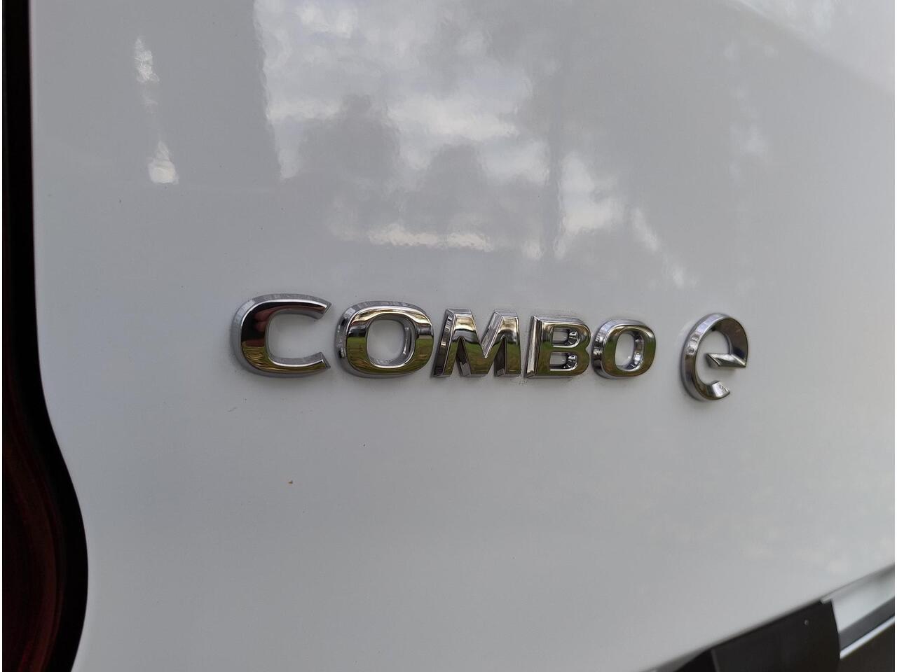 Opel COMBO Electric L1 50 kWh 136pk | 8 jaar garantie | 0% financial lease | Multimedia | Apple Carplay | Android Auto | Achteruitrijcamera | Parkeersensoren achter | Digital cockpit | Stuurwielbediening | Bestuurdersstoel comfort | van ¤29.625 voor ¤25.799