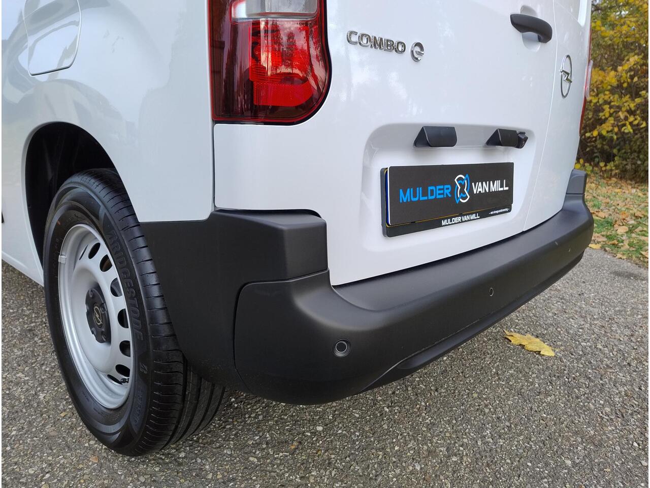 Opel COMBO Electric L1 50 kWh 136pk | ACTIE | 8 jaar garantie | 0% financial lease | 2-zits | NAVI | Multimedia | Draadloze Apple Carplay en Android Auto | Achteruitrijcamera | Parkeersensoren voor- en achter | Dode hoek detectie | Digital cockpit | Stuurwielbedieni