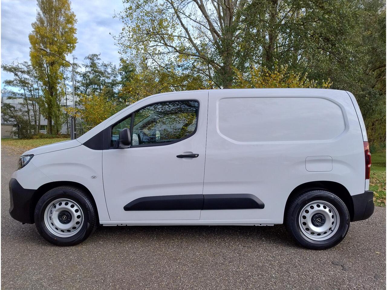 Opel COMBO Electric L1 50 kWh 136pk | ACTIE | 8 jaar garantie | 0% financial lease | 2-zits | NAVI | Multimedia | Draadloze Apple Carplay en Android Auto | Achteruitrijcamera | Parkeersensoren voor- en achter | Dode hoek detectie | Digital cockpit | Stuurwielbedieni