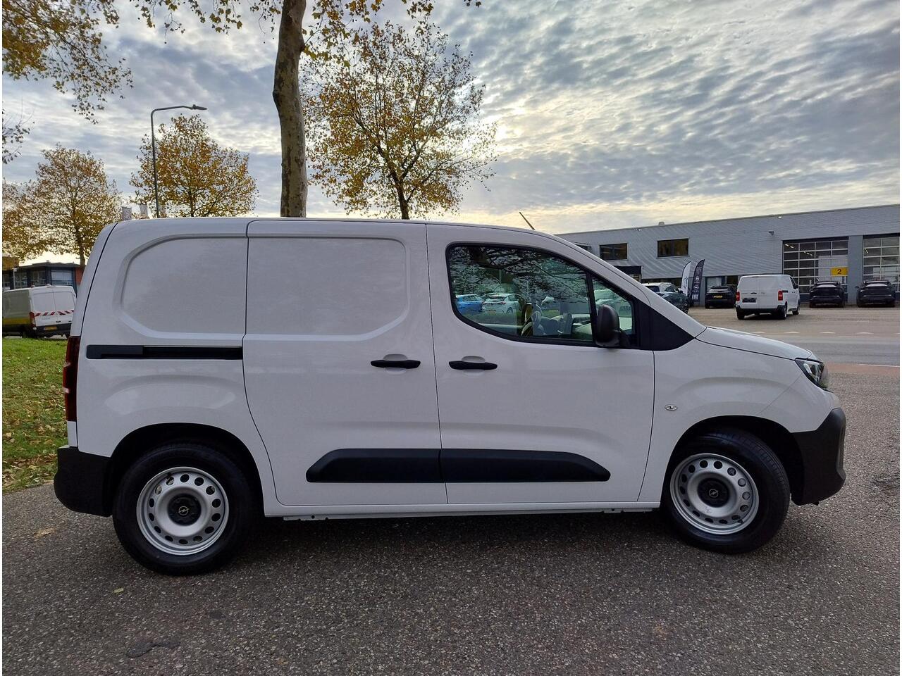 Opel COMBO Electric L1 50 kWh 136pk | ACTIE | 8 jaar garantie | 0% financial lease | 2-zits | NAVI | Multimedia | Draadloze Apple Carplay en Android Auto | Achteruitrijcamera | Parkeersensoren voor- en achter | Dode hoek detectie | Digital cockpit | Stuurwielbedieni