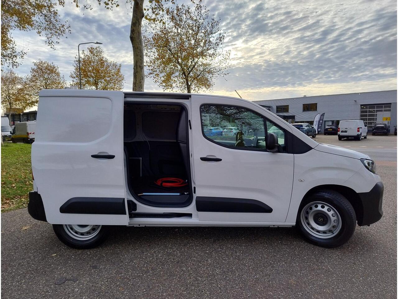 Opel COMBO Electric L1 50 kWh 136pk | ACTIE | 8 jaar garantie | 0% financial lease | 2-zits | NAVI | Multimedia | Draadloze Apple Carplay en Android Auto | Achteruitrijcamera | Parkeersensoren voor- en achter | Dode hoek detectie | Digital cockpit | Stuurwielbedieni