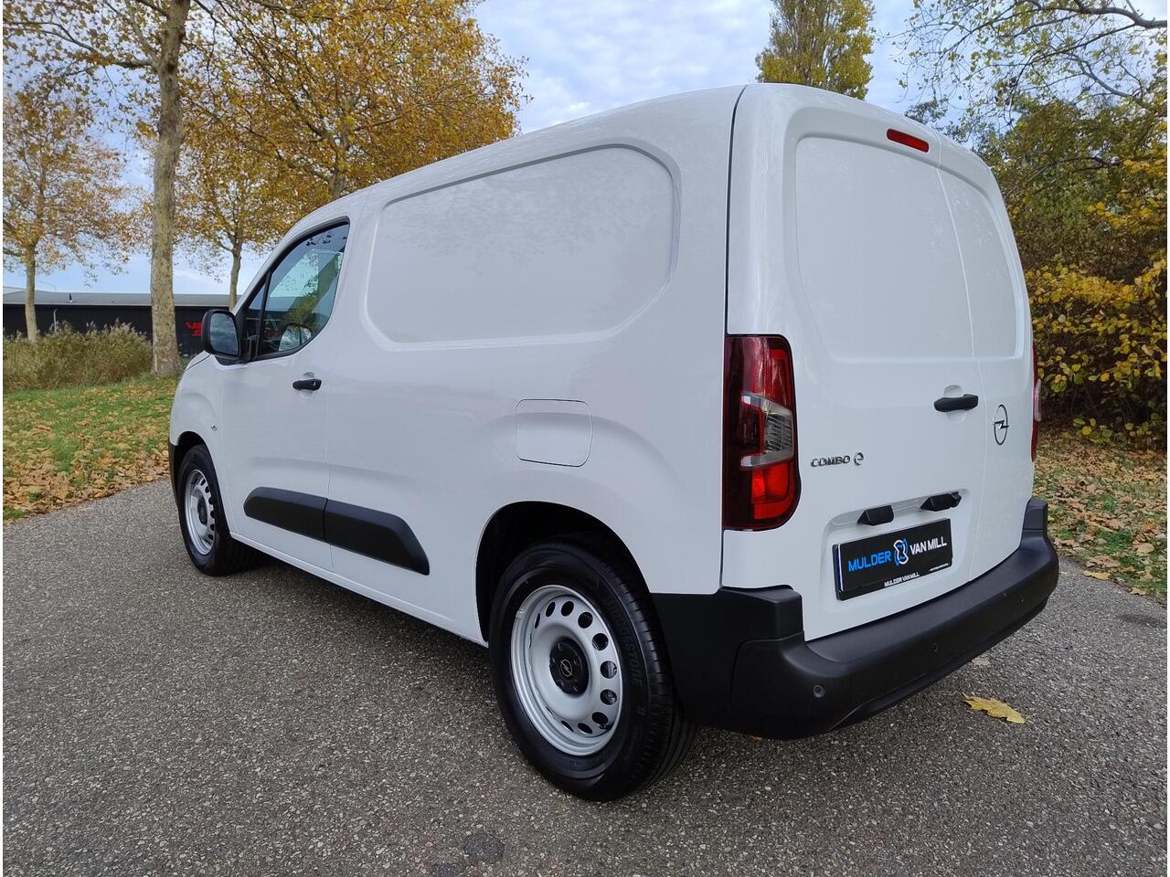 Opel COMBO Electric L1 50 kWh 136pk | ACTIE | 8 jaar garantie | 0% financial lease | 2-zits | NAVI | Multimedia | Draadloze Apple Carplay en Android Auto | Achteruitrijcamera | Parkeersensoren voor- en achter | Dode hoek detectie | Digital cockpit | Stuurwielbedieni