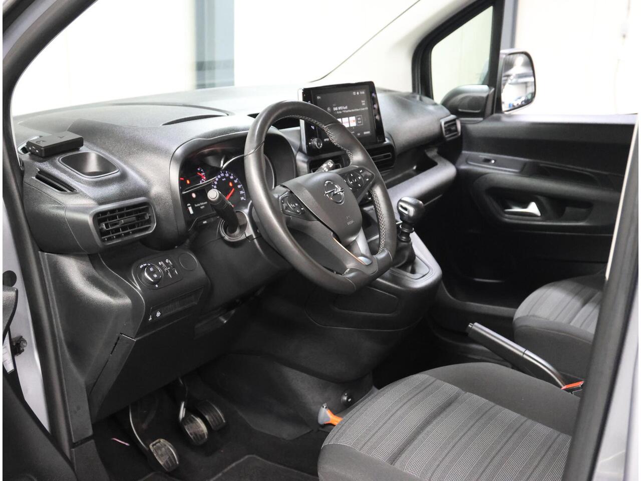 Opel COMBO TOUR 110PK L2H1 Edition | 1ste eigenaar | AppleCarplay/Android Auto | 7 persoons | Camera | Stuur verwarmd | 2 schuifdeuren | Armsteun | Navigatie | Airco | Isofix | Privacy Glass | Parkeersensoren |