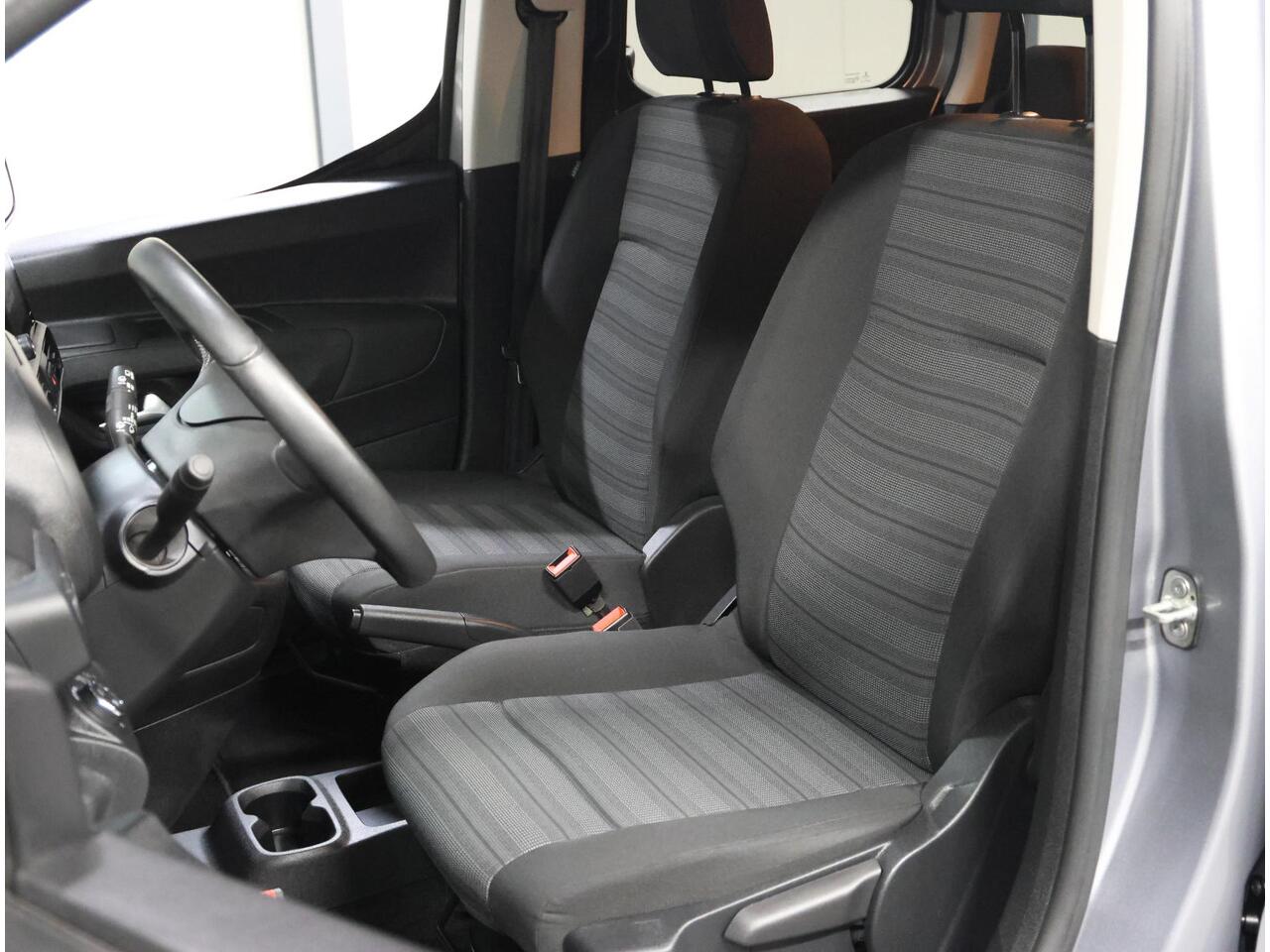 Opel COMBO TOUR 110PK L2H1 Edition | 1ste eigenaar | AppleCarplay/Android Auto | 7 persoons | Camera | Stuur verwarmd | 2 schuifdeuren | Armsteun | Navigatie | Airco | Isofix | Privacy Glass | Parkeersensoren |