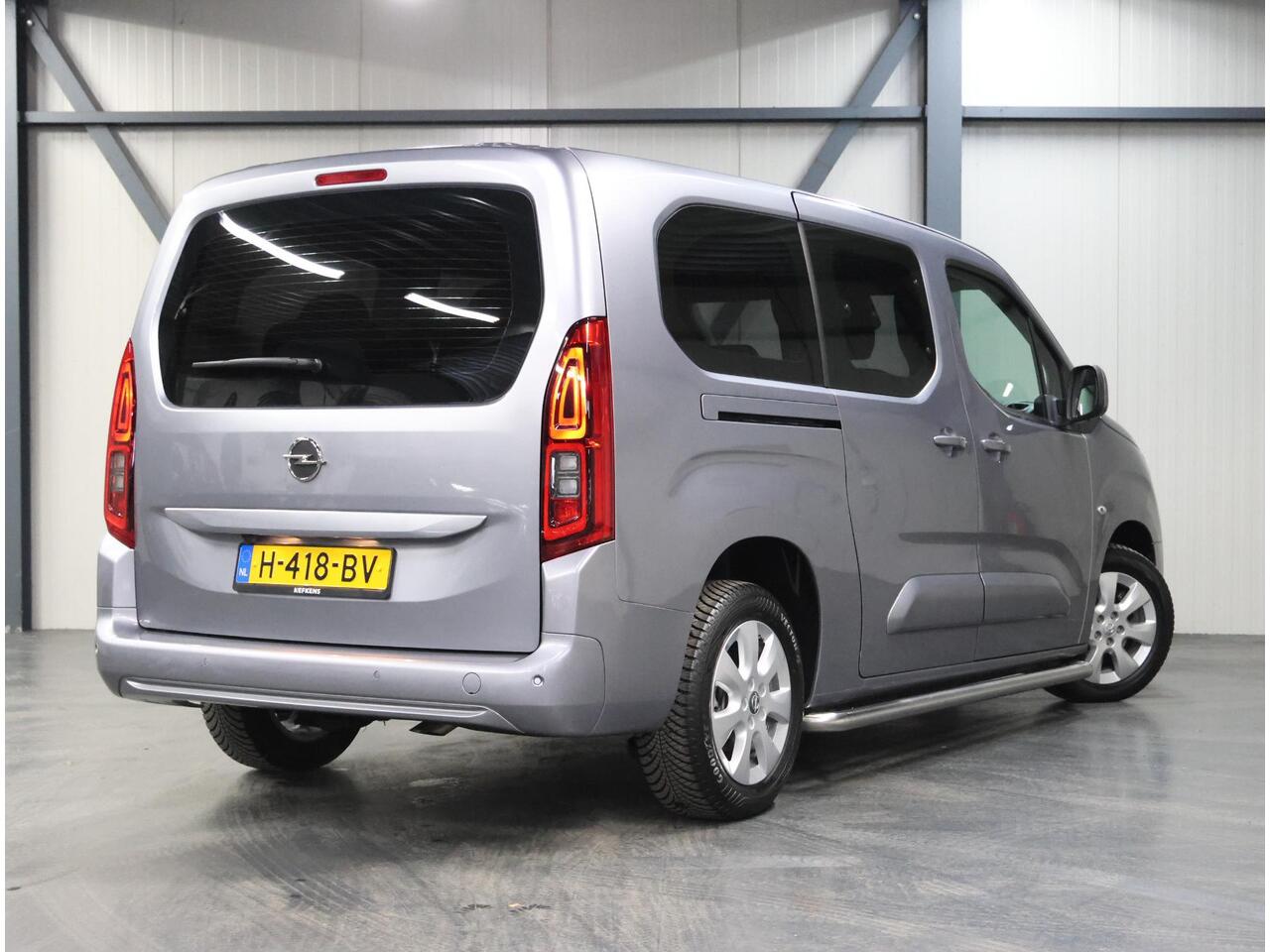 Opel COMBO TOUR 110PK L2H1 Edition | 1ste eigenaar | AppleCarplay/Android Auto | 7 persoons | Camera | Stuur verwarmd | 2 schuifdeuren | Armsteun | Navigatie | Airco | Isofix | Privacy Glass | Parkeersensoren |