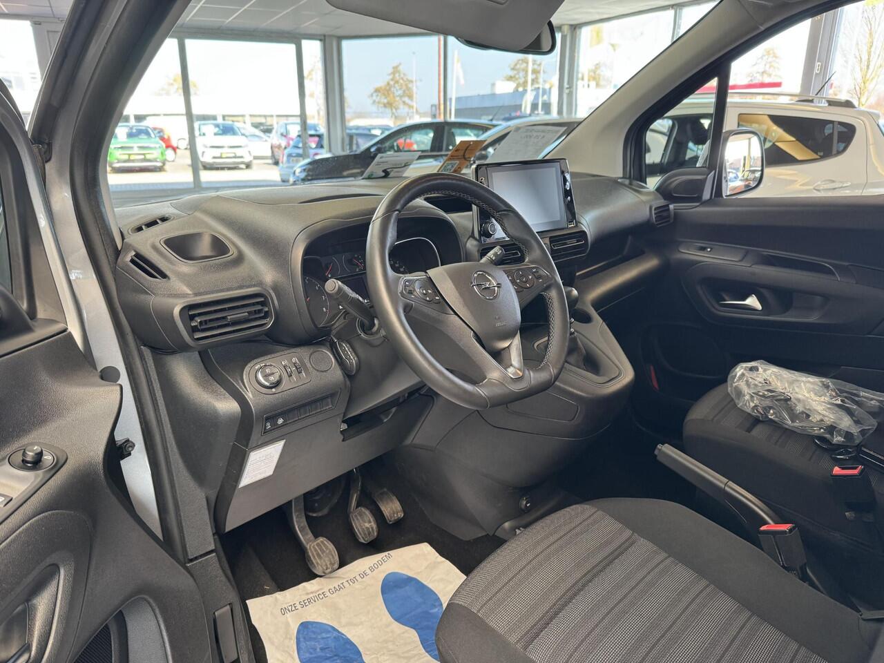 Opel COMBO TOUR 1.2 Turbo L2H1 Edition 7p. Geheel rijklaar incl. garantie! | UNIEKE KM STAND | 7 persoons | Carplay | Side bars | LMV | PDC