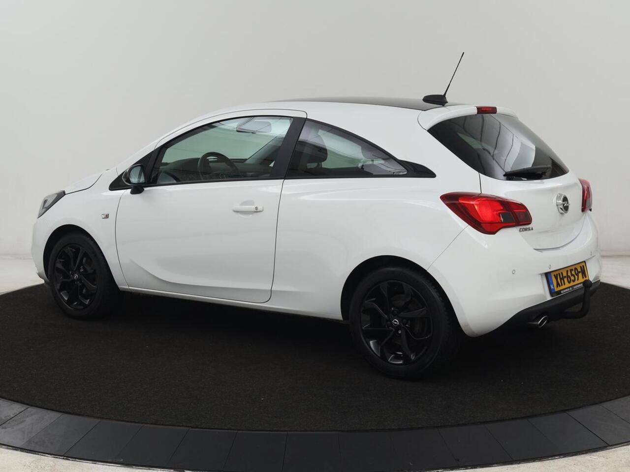 Opel CORSA 1.4 Black Edition | 1e eigenaar | Trekhaak | Carplay | Airco | Cruise control | Parkeerhulp | Navigatie | Bluetooth | Getint glas