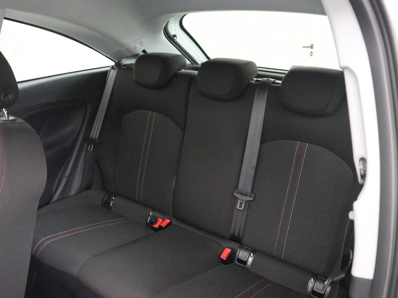 Opel CORSA 1.4 Black Edition | 1e eigenaar | Trekhaak | Carplay | Airco | Cruise control | Parkeerhulp | Navigatie | Bluetooth | Getint glas