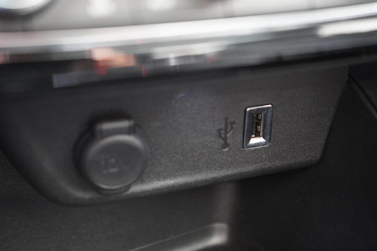 Opel CORSA 1.2 Elegance | Panoramadak | Climate control | Camera | Cruise control | Two-Tone | Stoelverwarming