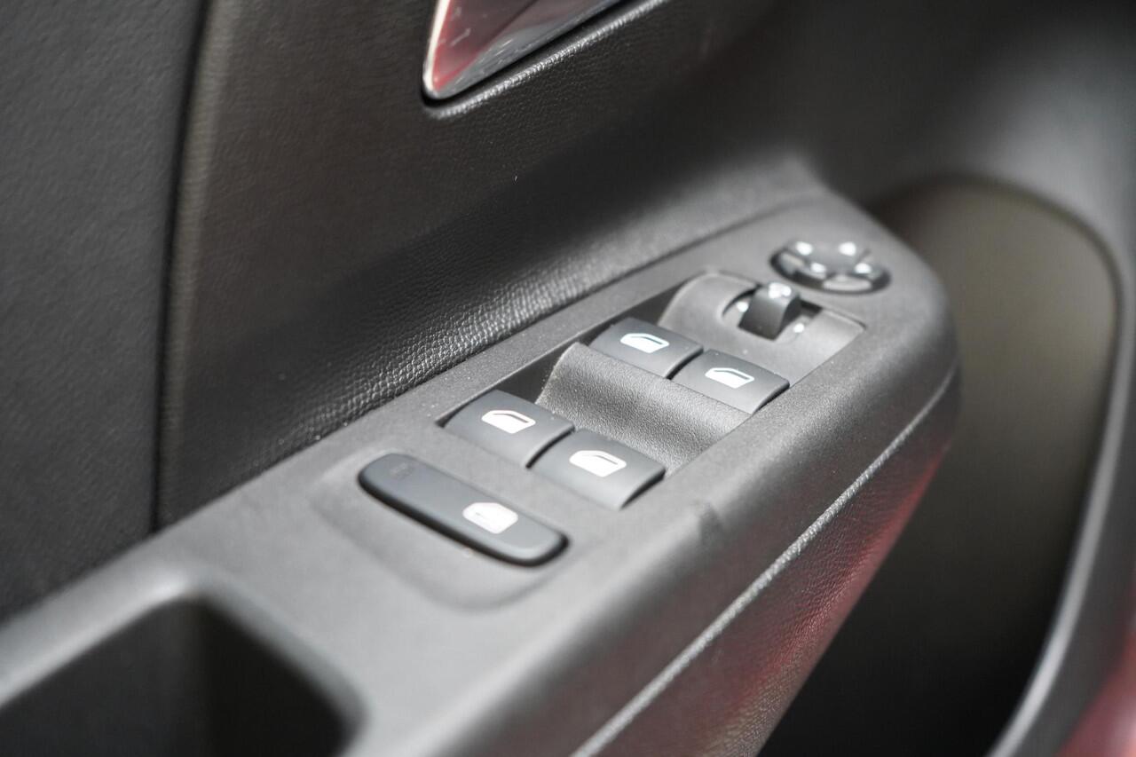 Opel CORSA 1.2 Elegance | Panoramadak | Climate control | Camera | Cruise control | Two-Tone | Stoelverwarming