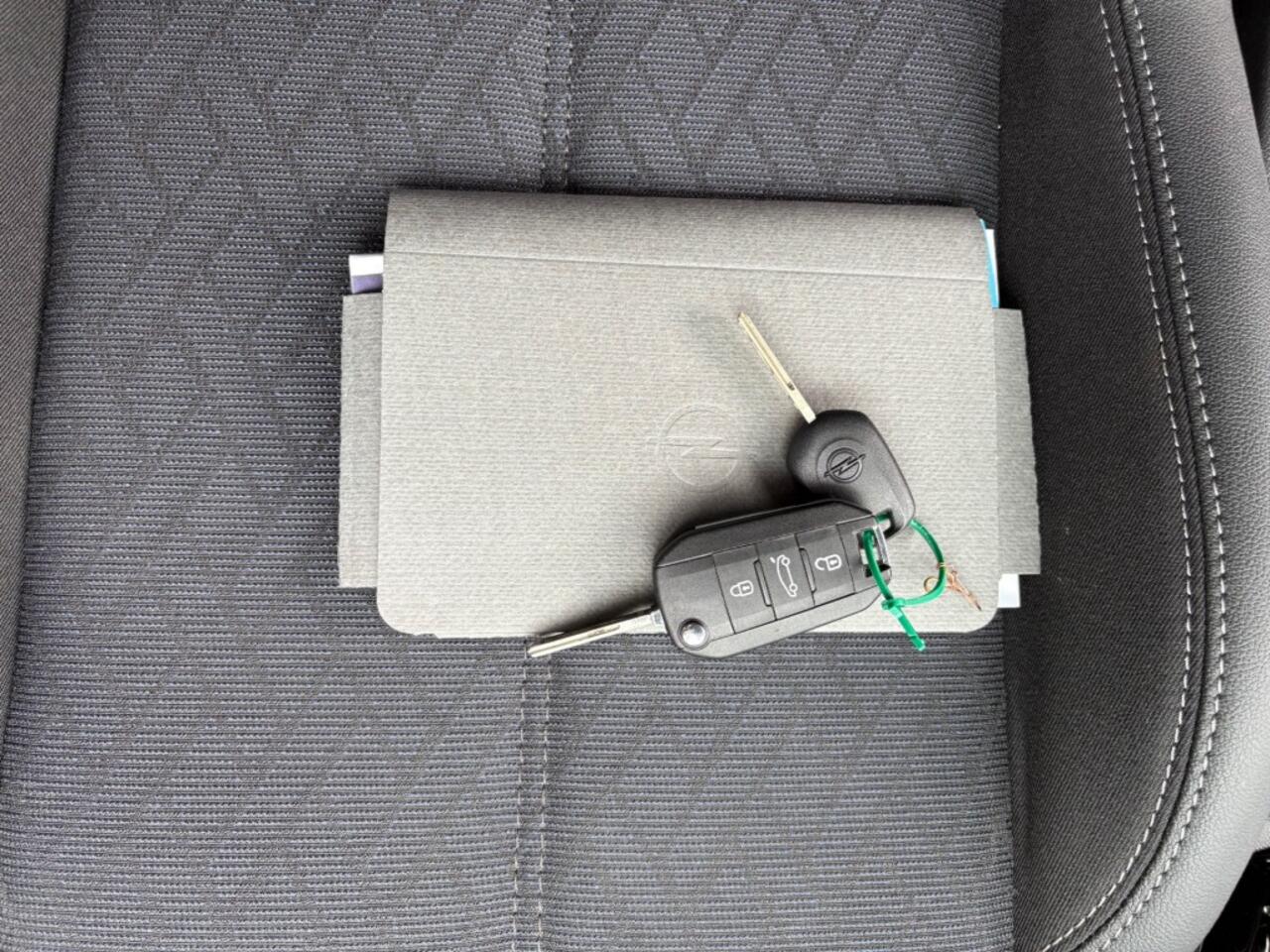 Opel CORSA 1.2 T Automaat Winterpakket Navigatie app Airco PDC Leder Half