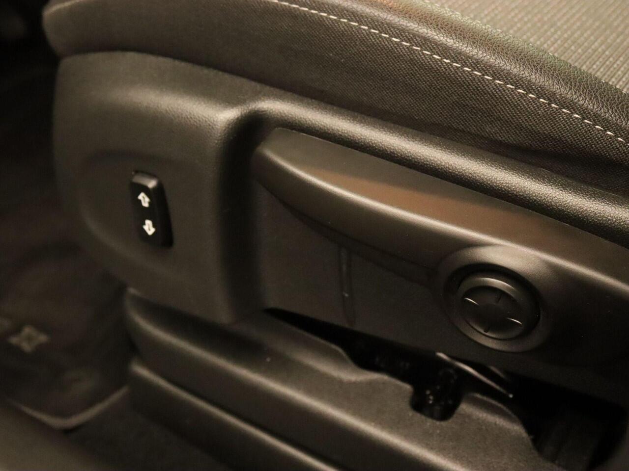 Opel Crossland 1.2 Turbo Elegance - ORIGINEEL NEDERLANDSE AUTO - VASTE TREKHAAK 840KG GEREMD TREKGEWICHT - PARKEERSENSOREN VOOR EN ACHTER - 360 GRADEN CAMERA - DODEHOEK DETECTIE - STUUR EN STOELVERWARMING - NAVIGATIE - APPLE CARPLAY/ ANDROID AUTO